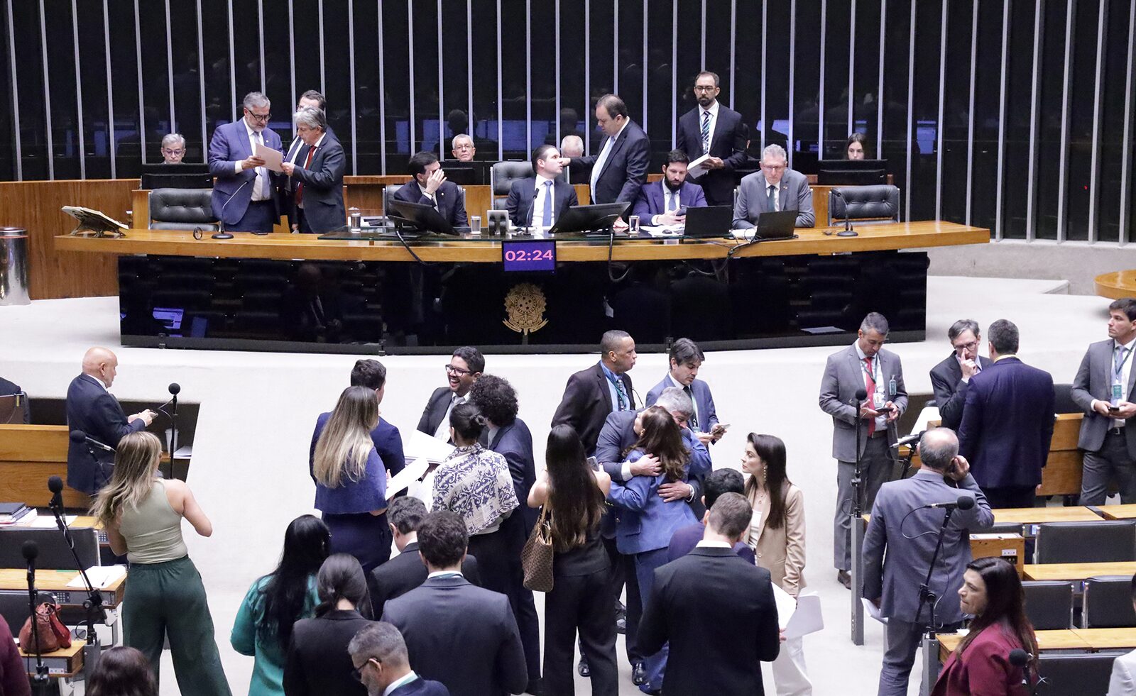 Deputadas e deputados reunidos no Plenário da Câmara dos Deputados durante a votação