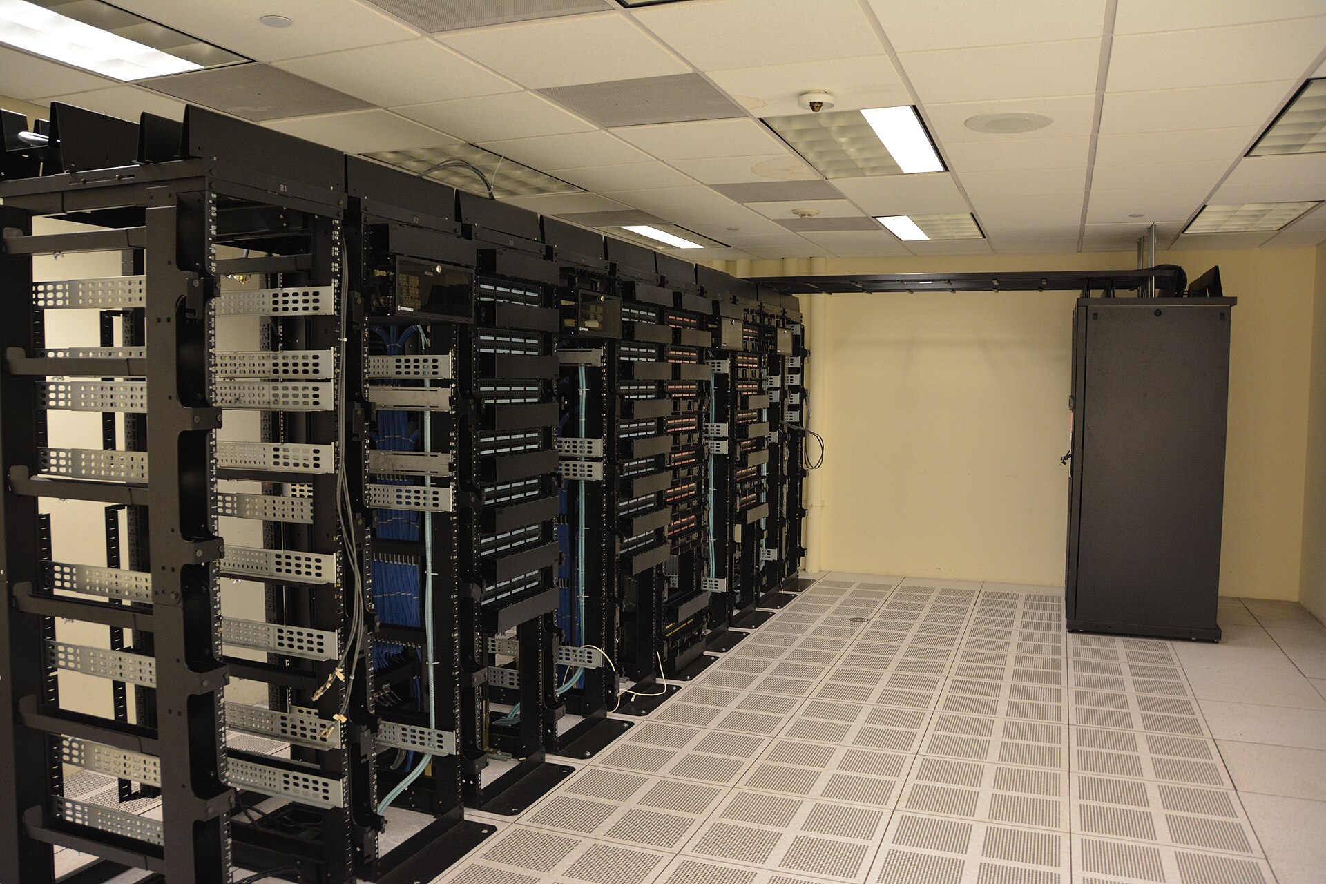 Fileiras de racks de servidores em um data center