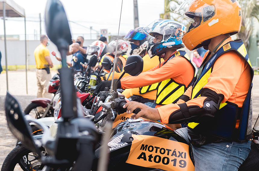 Mototaxistas na cidade de Maceió