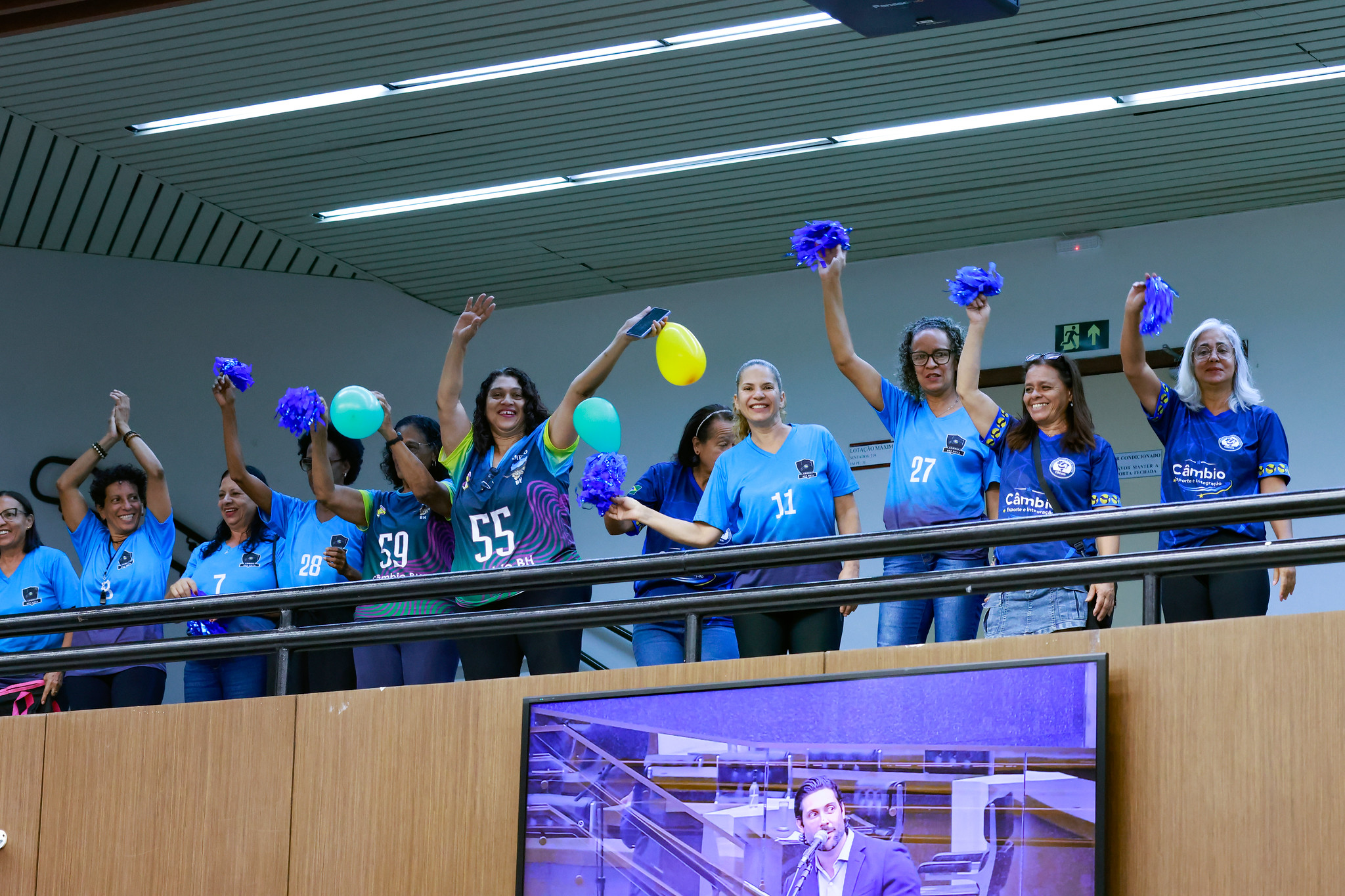 Jogadoras de câmbio comemoram na galeria do Plenário da Câmara Municipal de Belo Horizonte