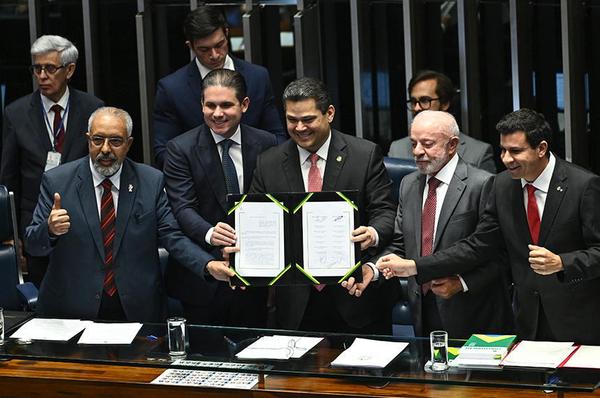 Davi Alcolumbre mostra as emendas constitucionais promulgadas ao lado de Lula, Hugo Motta, Paulo Paim e Carlos Veras na Mesa do Senado