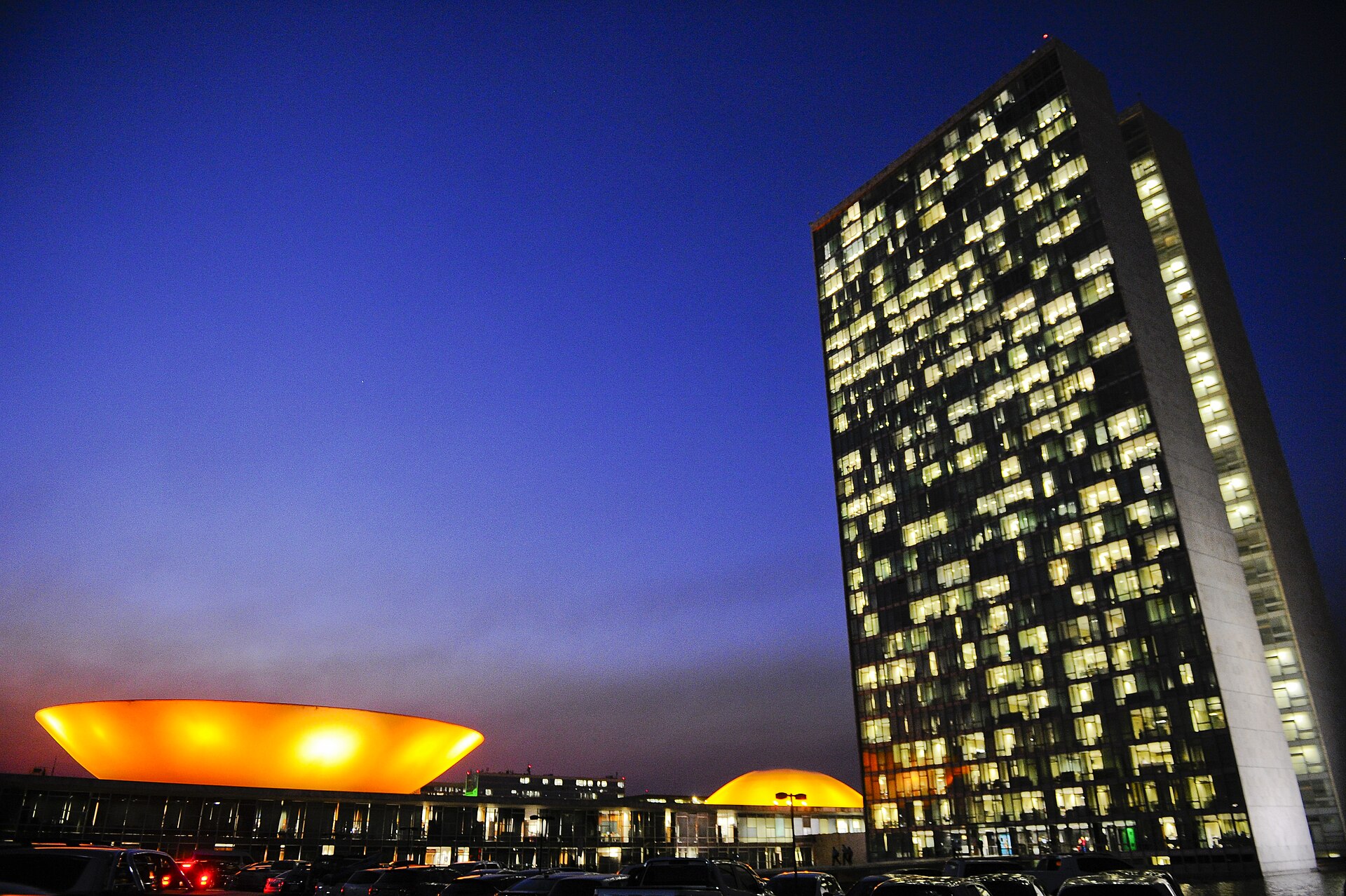 Palácio do Congresso Nacional, em Brasília, ao anoitecer, com as cúpulas iluminadas e as torres de janelas acesas