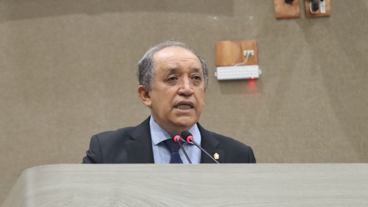 Vereador grisalho, de terno escuro, camisa azul-clara e gravata azul, discursa ao microfone na tribuna da Câmara Municipal de Manaus